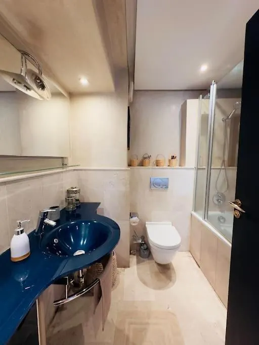 アパート Appartement Centre Gueliz Avec Terrasse Spacieuse マラケシュ